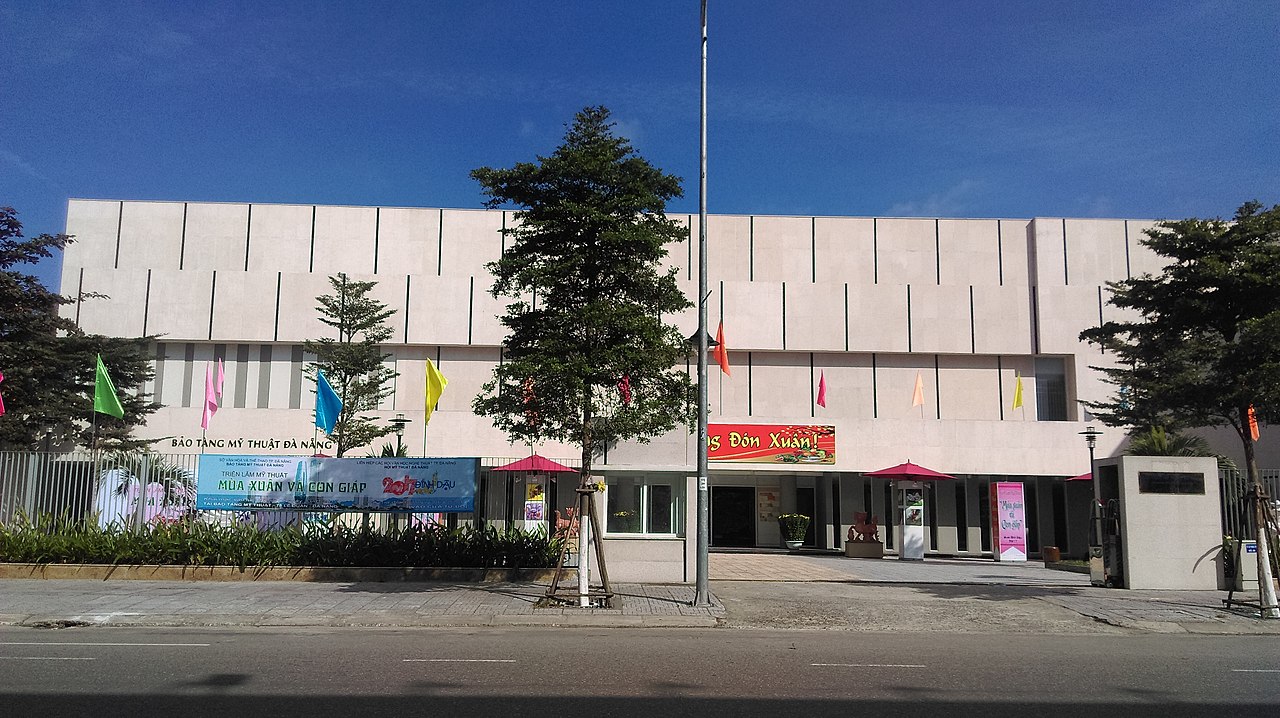 Bạn có thể đi xe máy theo tuyến đường Trần Phú, Bạch Đằng hoặc Nguyễn Văn Linh đến Bảo Tàng Mỹ Thuật Đà Nẵng