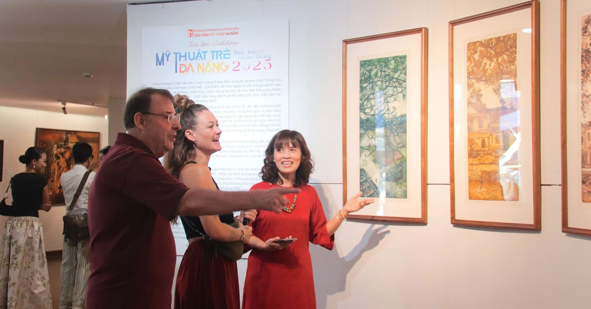 Du khách tham gia workshop vui vẻ tại bảo tàng Mỹ thuật Đà Nẵng