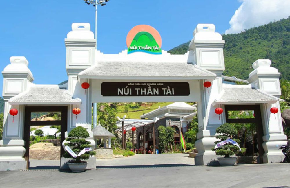 Cổng đón khách công viên suối khoáng nóng núi Thần Tài