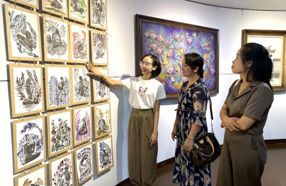 Du khách tham quan Bảo tàng Mỹ thuật Đà Nẵng