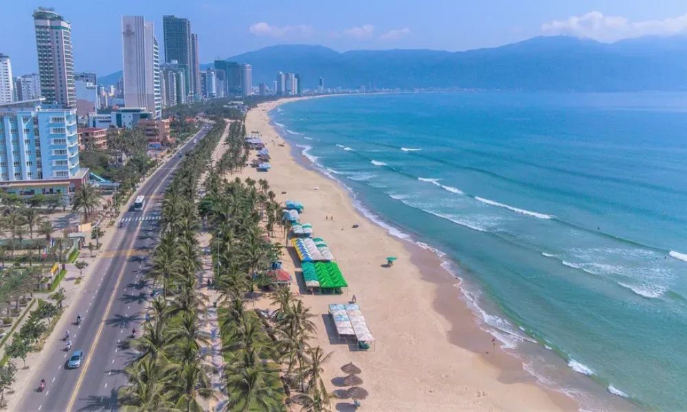 Bãi biển Mỹ Khê - một trong những địa điểm du lịch sôi động nhất mỗi mùa hè