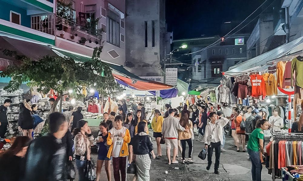 Chợ đêm Lê Duẩn là điểm mua sắm quen thuộc của giới trẻ