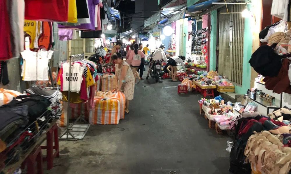 Vị trí chợ đêm Lê Duẩn ngay đối diện Nhà thi đấu thể thao