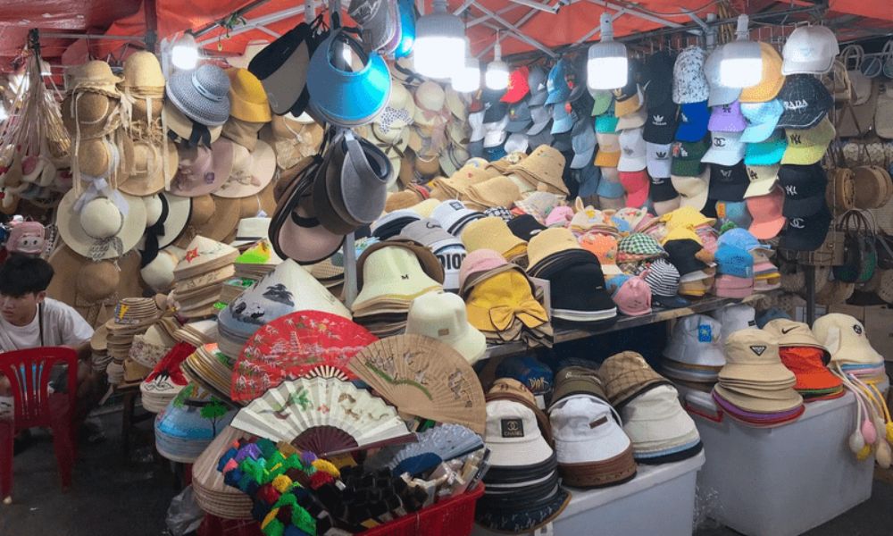 Các sạp phụ kiện tại chợ đêm Lê Duẩn