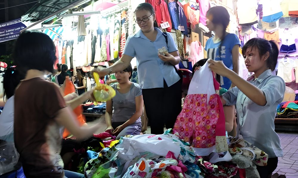 Mặc cả là kỹ năng bắt buộc khi đi chợ đêm Lê Duẩn