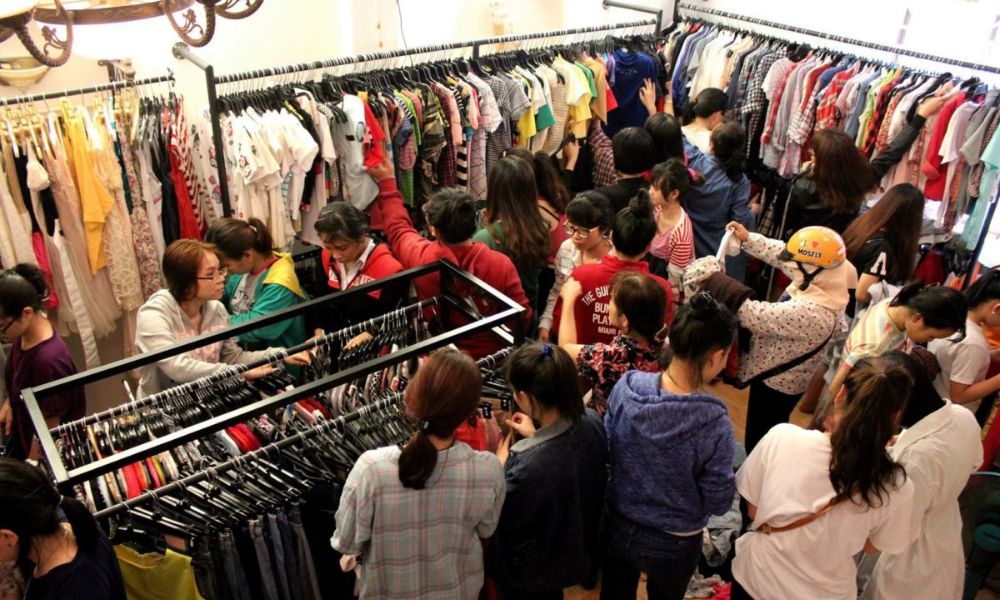 Hãy kiểm tra kỹ đường may trước khi mua đồ ở chợ đêm Lê Duẩn