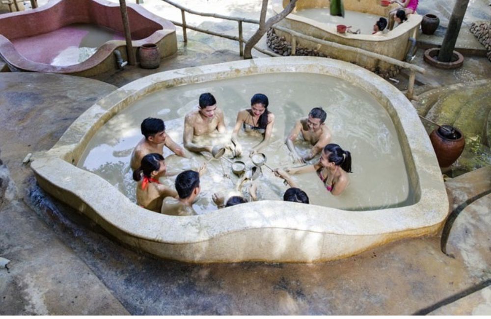 Khu tắm bùn khoáng núi Thần Tài
