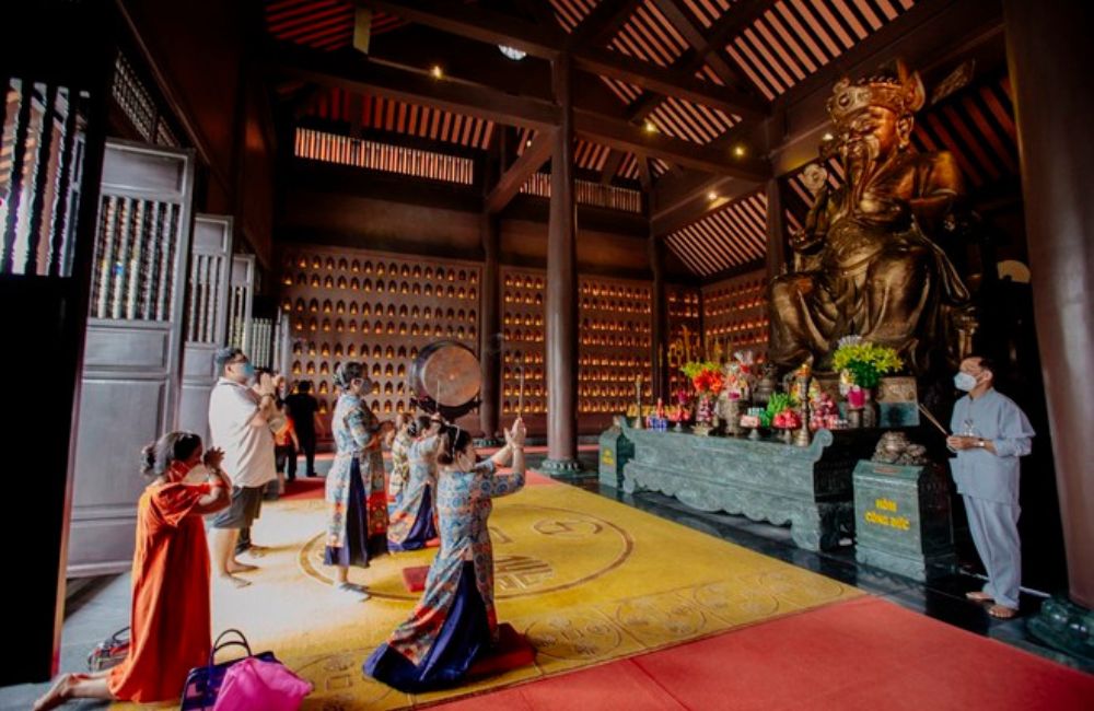 đền Thần Tài tại núi Thần Tài linh thiêng