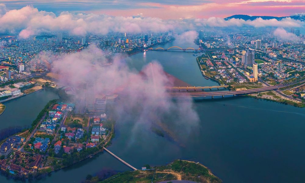 Toàn cảnh bãi biển Đà Nẵng ôm trọn thành phố từ trên cao