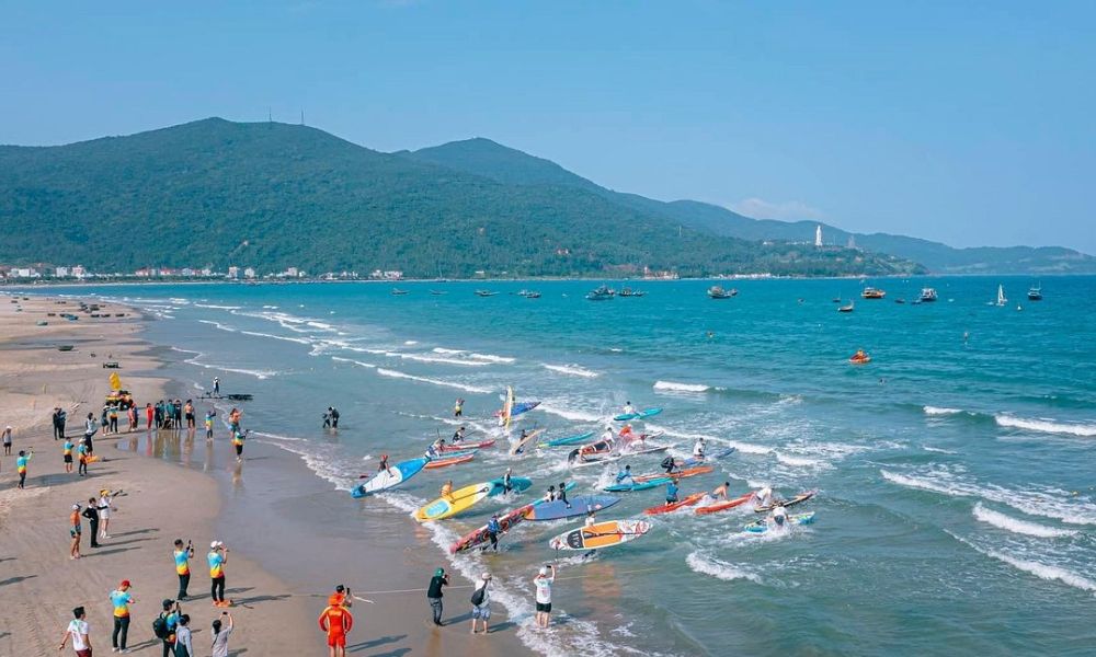 Hoạt động chèo SUP sôi động tại bãi biển Đà Nẵng Mân Thái, điểm đến lý tưởng cho thể thao biển