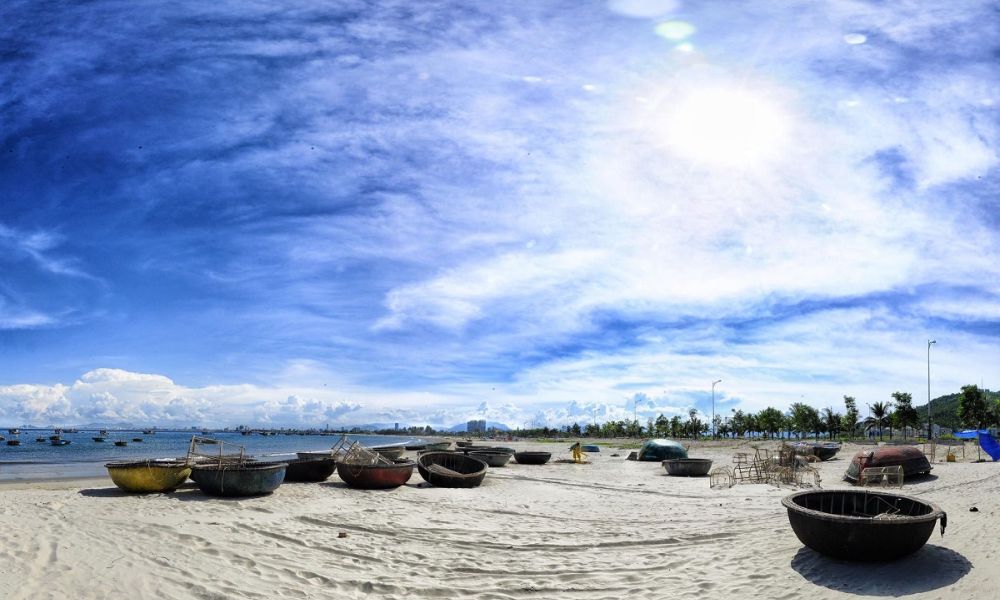 Thuyền thúng ngư dân nằm trên cát ở bãi biển Đà Nẵng Thanh Bình dưới ánh nắng mặt trời rực rỡ