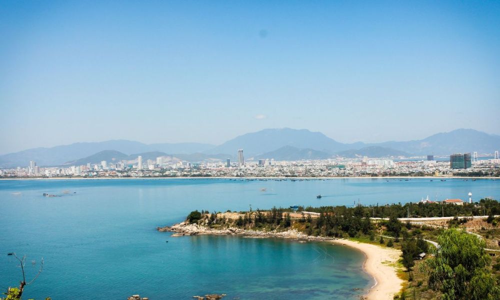 Toàn cảnh thành phố nhìn từ bãi biển Đà Nẵng Tiên Sa, nơi giao thoa giữa núi, biển và đô thị