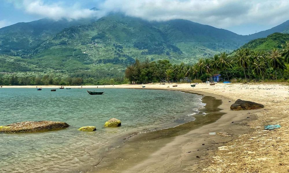 Bãi biển Đà Nẵng Làng Vân yên bình với thuyền thúng và núi đồi xanh mát bao quanh