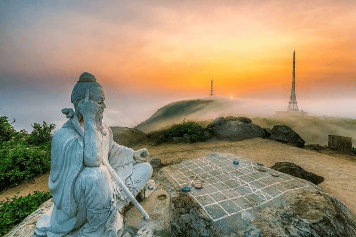 Bình minh trong nắng vàng ấm áp tại bán đảo Sơn Trà