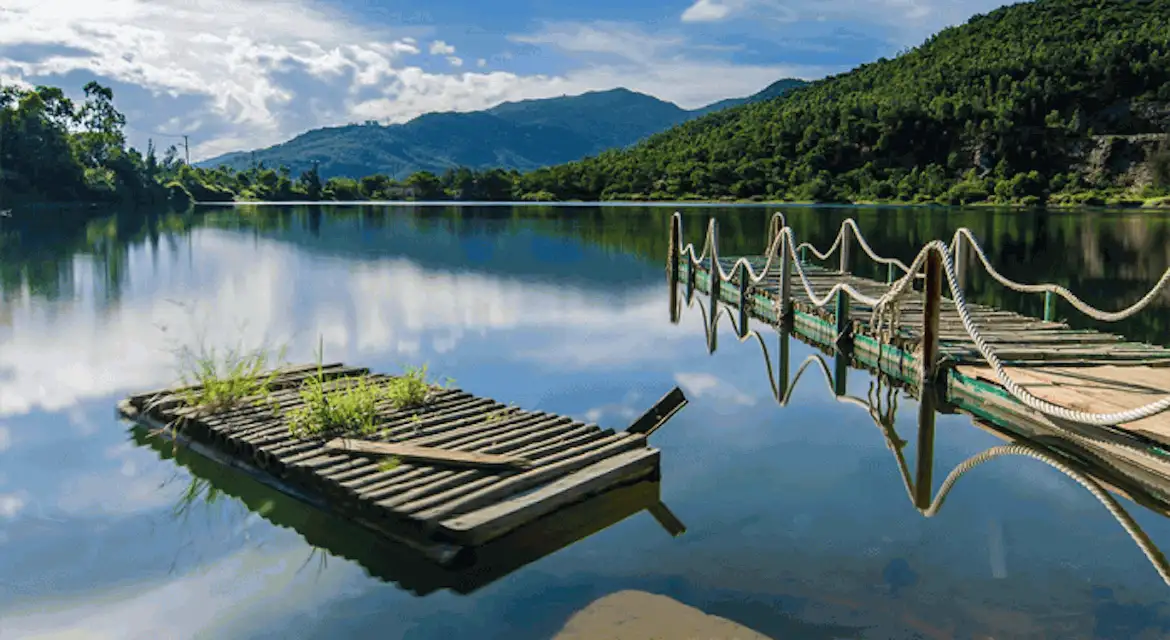 Toàn cảnh Hồ Xanh - Thiên đường chụp ảnh được giới trẻ săn lùng tại bán đảo Sơn Trà