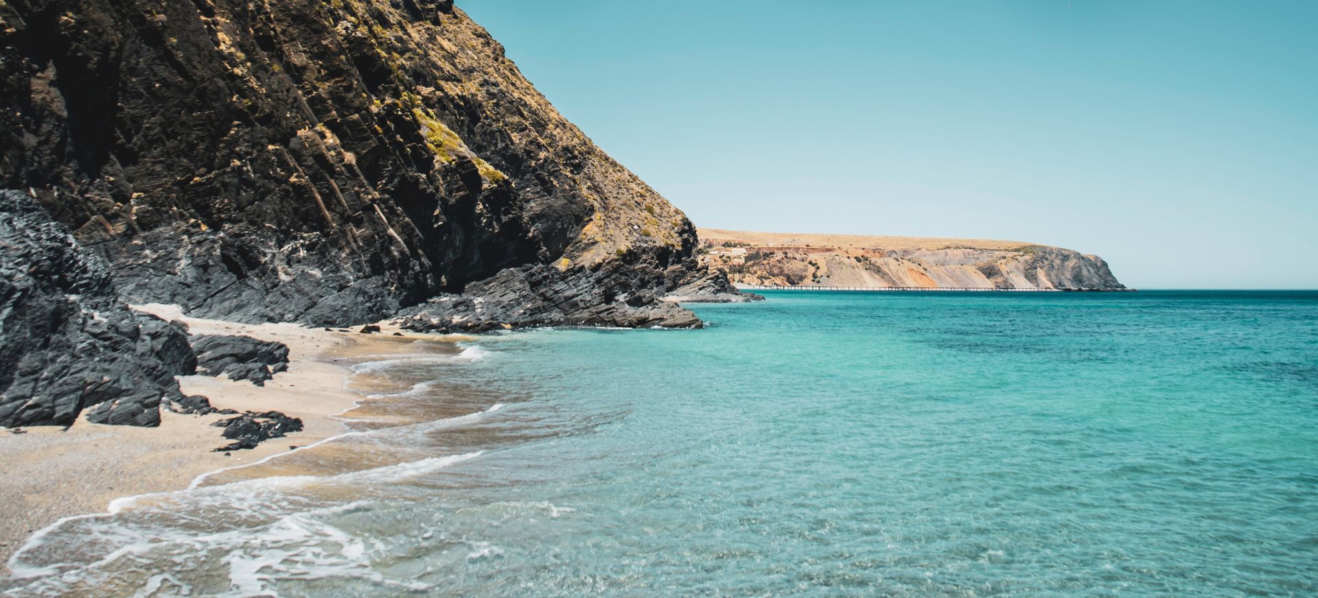 Nước biển trong xanh như ngọc tại Ghềnh Bàng trên Bán đảo Sơn Trà