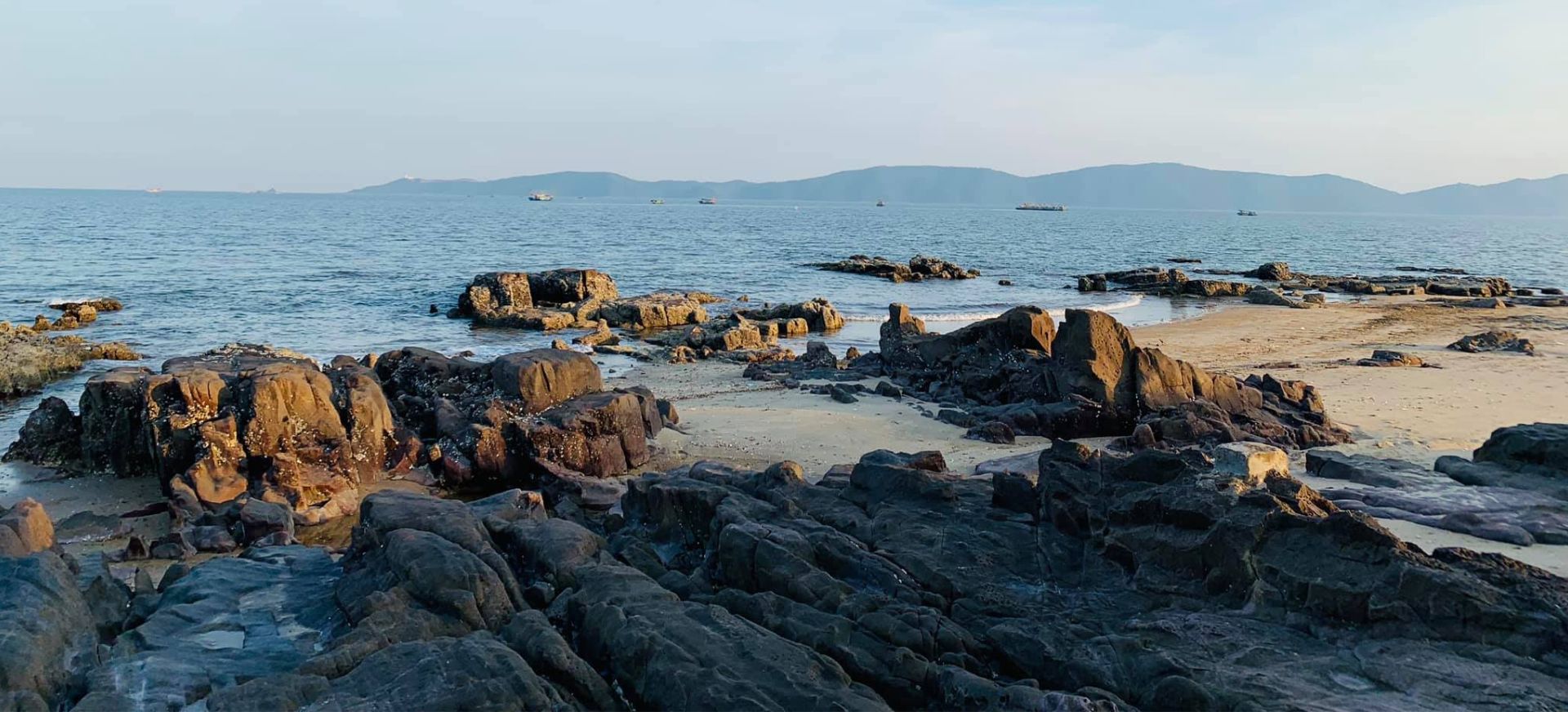 Bãi Đá Đen - Vẻ đẹp bí ẩn hút hồn du khách giữa Bán đảo Sơn Trà