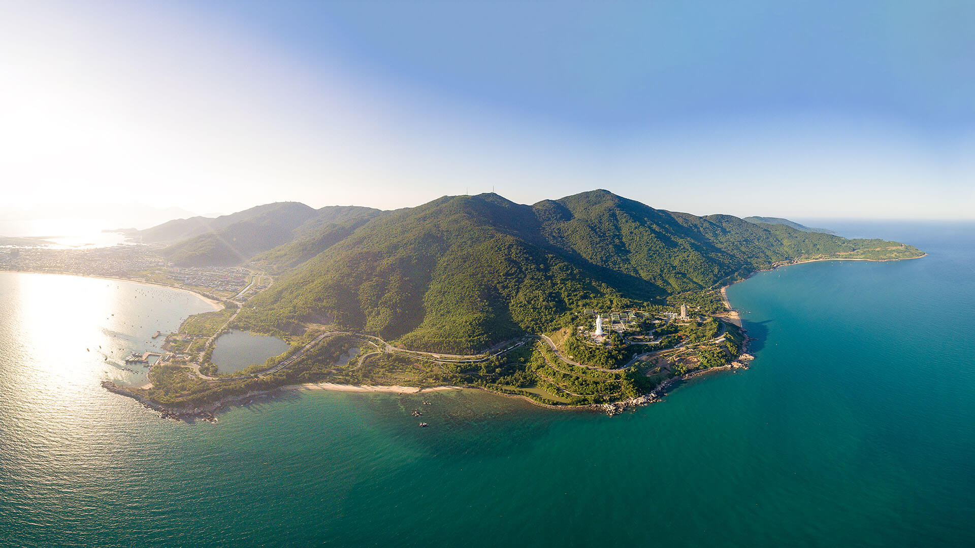 Cách trung tâm khoảng 10km, bán đảo Sơn Trà như một viên ngọc xanh giữa biển trời Đà Nẵng