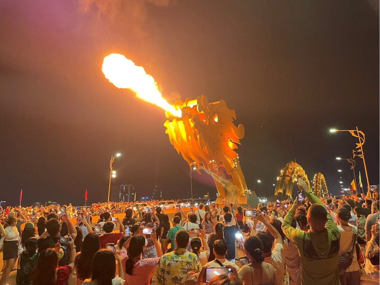 Vị trí ngắm cầu Rồng phun lửa "VIP" nhất