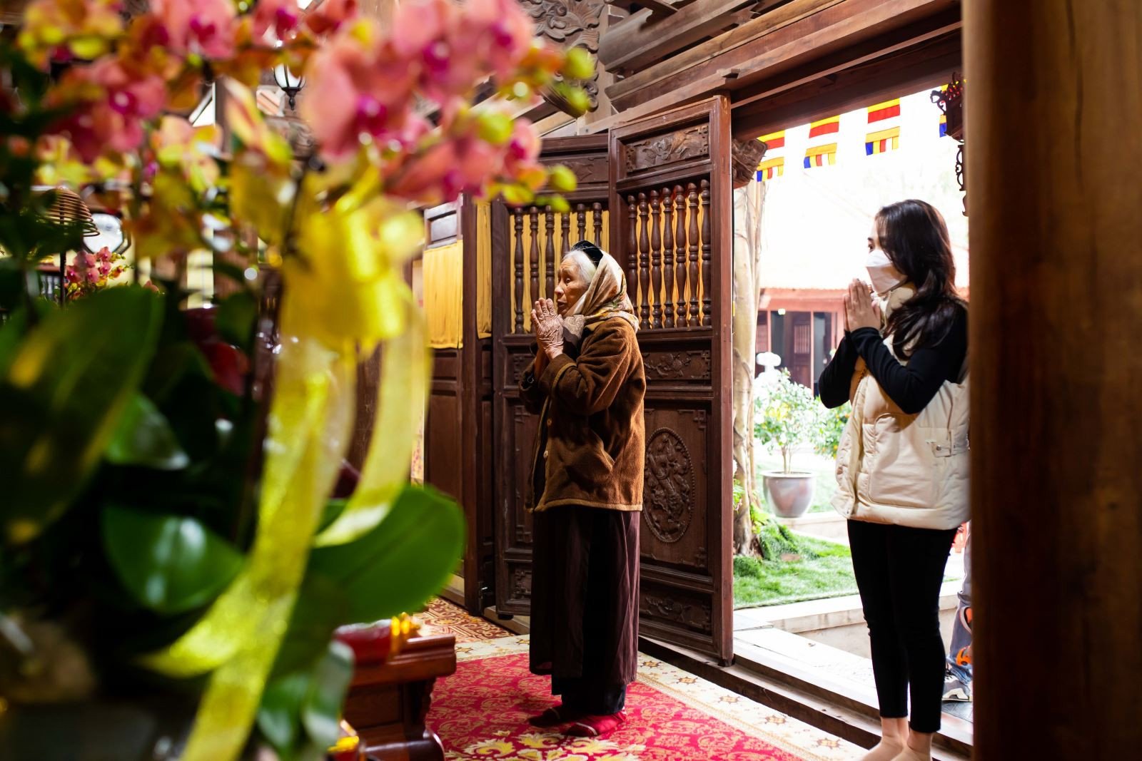 Phật tử viếng thăm chùa Linh Ứng Bà Nà