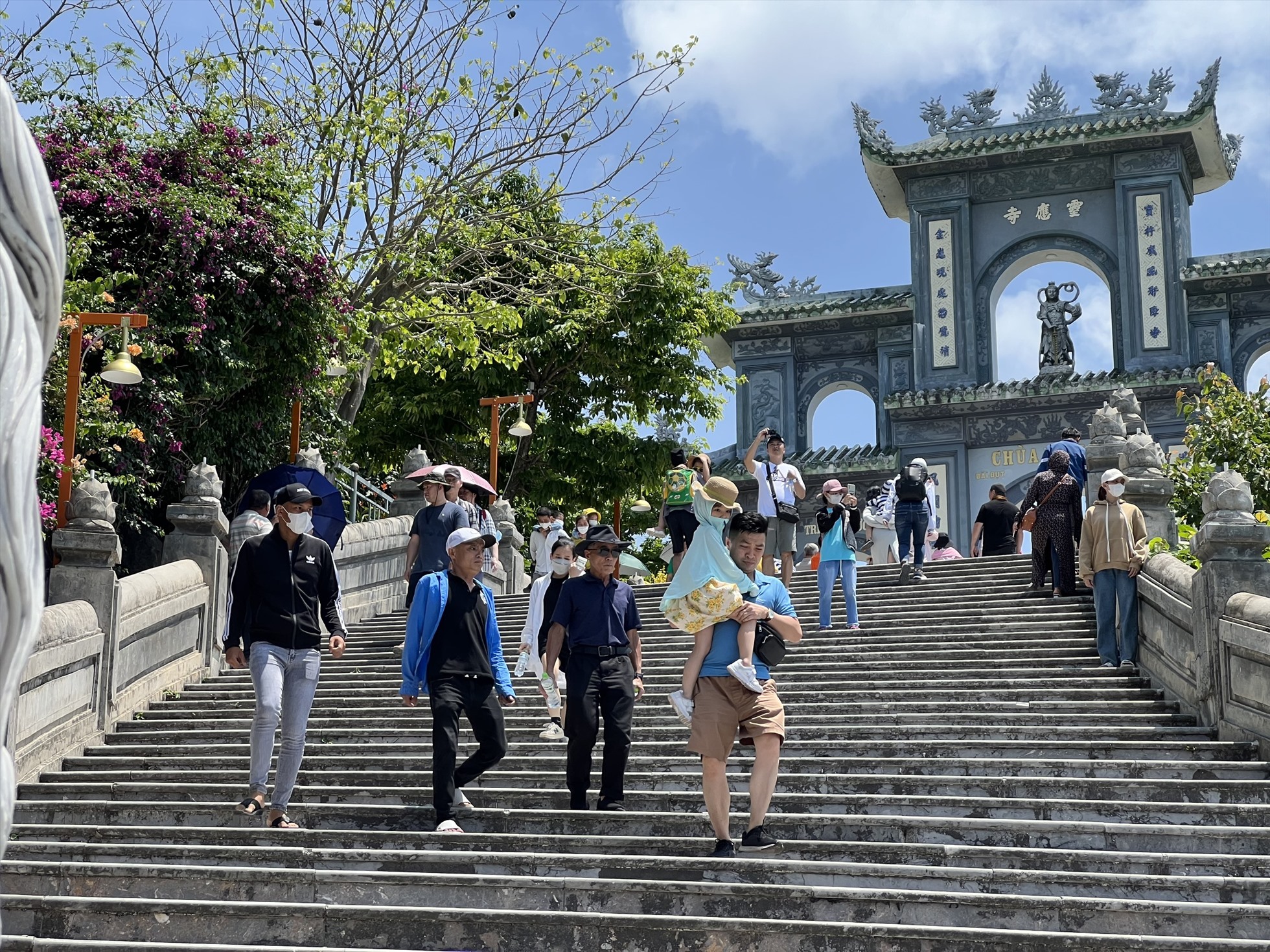 Du khách đến tham quan chùa Linh Ứng Bà Nà