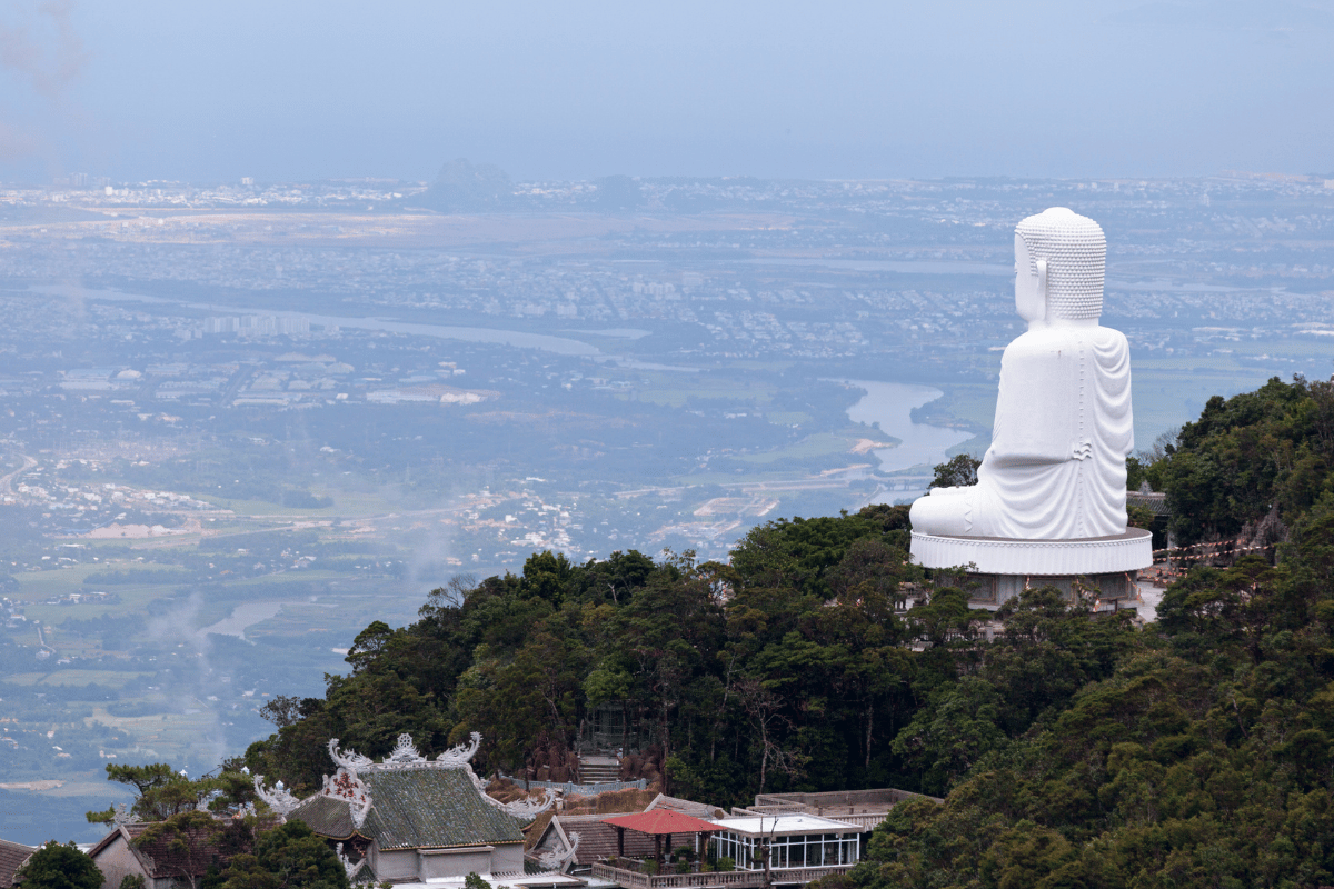 Ngôi chùa Linh Ứng Bà Nà Hill được khởi công xây dựng vào năm 2004