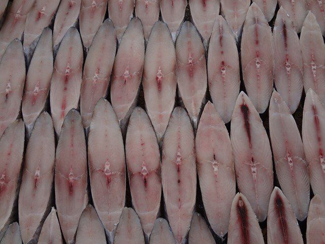 Cá thu một nắng Đà Nẵng được phơi vàng óng, đặc sản Đà Nẵng làm quà được nhiều người ưa chuộng