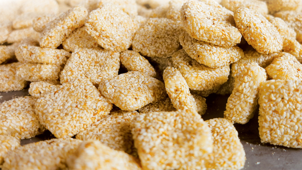 Bánh khô mè Đà Nẵng giòn thơm, phủ mè vàng, đặc sản Đà Nẵng làm quà được nhiều du khách yêu thích