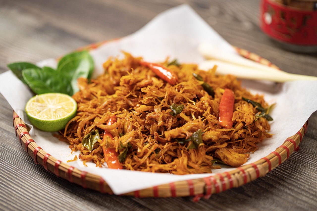 Khô gà lá chanh Đà Nẵng thơm cay hấp dẫn vốn đặc sản Đà Nẵng làm quà được giới trẻ ưa chuộng