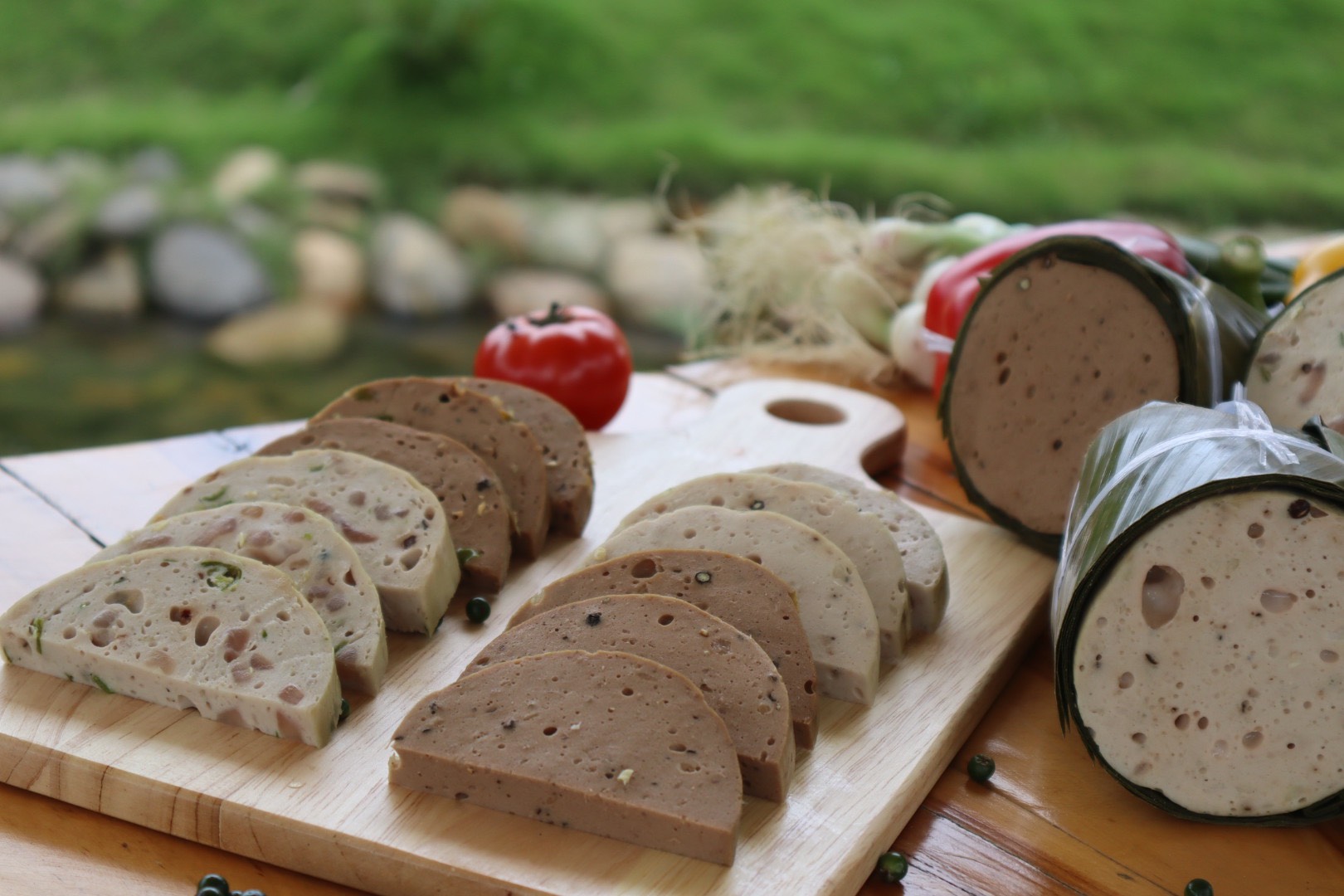 Chả bò đặc sản Đà Nẵng làm quà thơm ngon được cắt thành nhiều lát