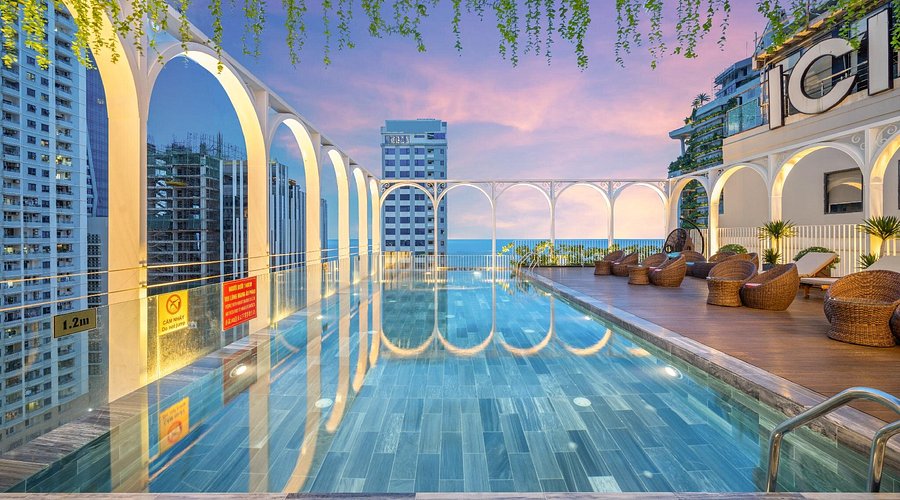 Golden Lotus là khách sạn Đà Nẵng gần biển Mỹ Khê có hồ bơi sang trọng, view cực đỉnh