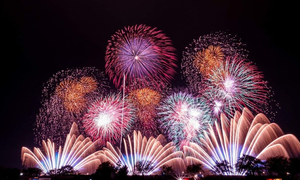 Màn pháo hoa nở rộ với nhiều tầng lớp và màu sắc lung linh trong lễ hội pháo hoa Đà Nẵng trên nền trời đêm