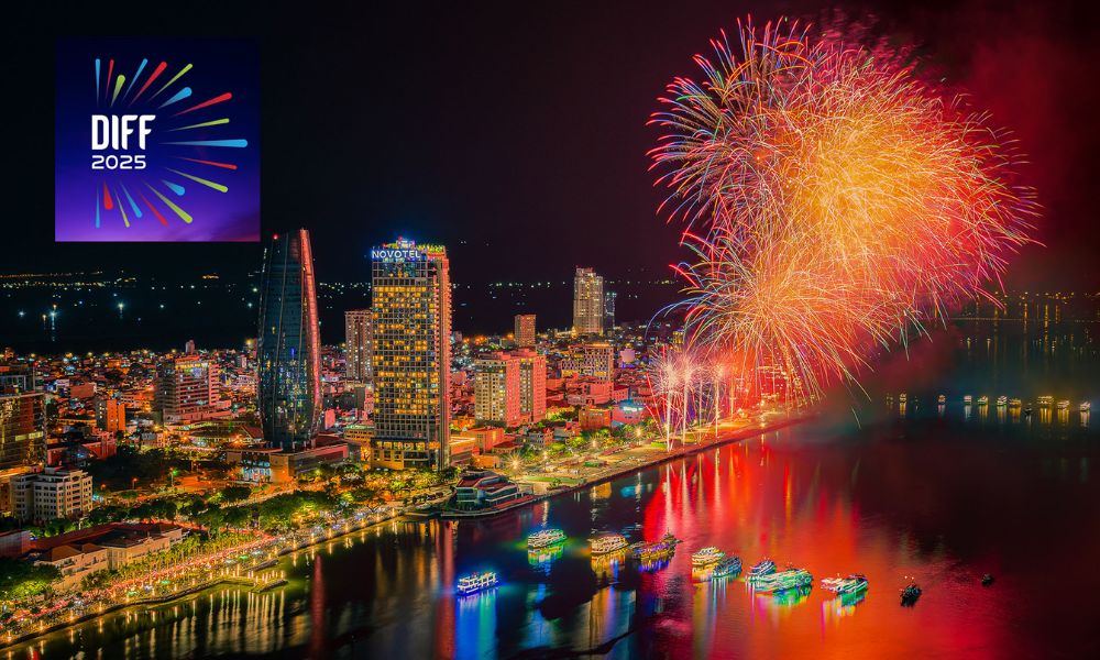 Hình ảnh lễ hội pháo hoa Đà Nẵng (DIFF 2025) bừng sáng trên sông Hàn với các tòa nhà Novotel và đường phố đêm