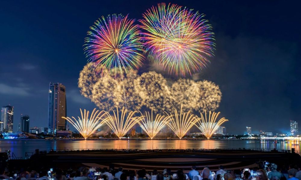 Màn trình diễn pháo hoa sắc màu tuyệt đẹp trong khuôn khổ lễ hội pháo hoa Đà Nẵng, nhìn từ khu vực khán giả