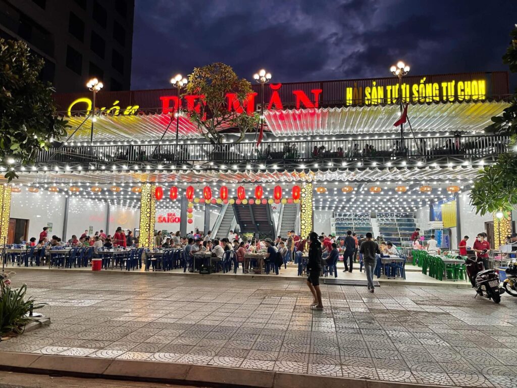 Không gian tại Bé Mặn – quán ăn ngon Đà Nẵng nổi tiếng với hải sản tươi sống