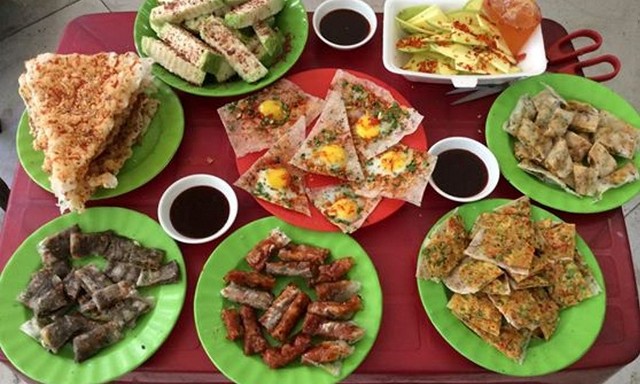 Các dĩa bánh tráng nóng giòn tại Dì Hoa – quán ăn ngon ở Đà Nẵng nổi tiếng với đồ ăn vặt