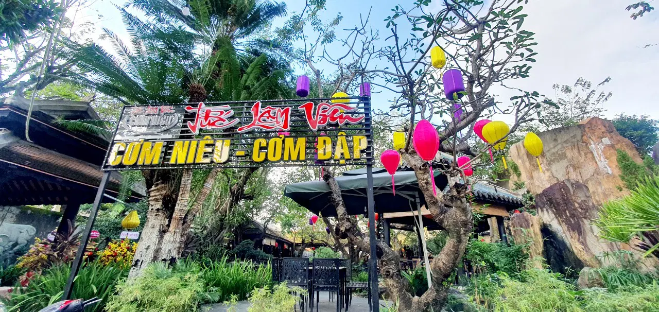 Không gian tại Trúc Lâm Viên – quán ăn ngon ở Đà Nẵng mang đậm phong vị truyền thống