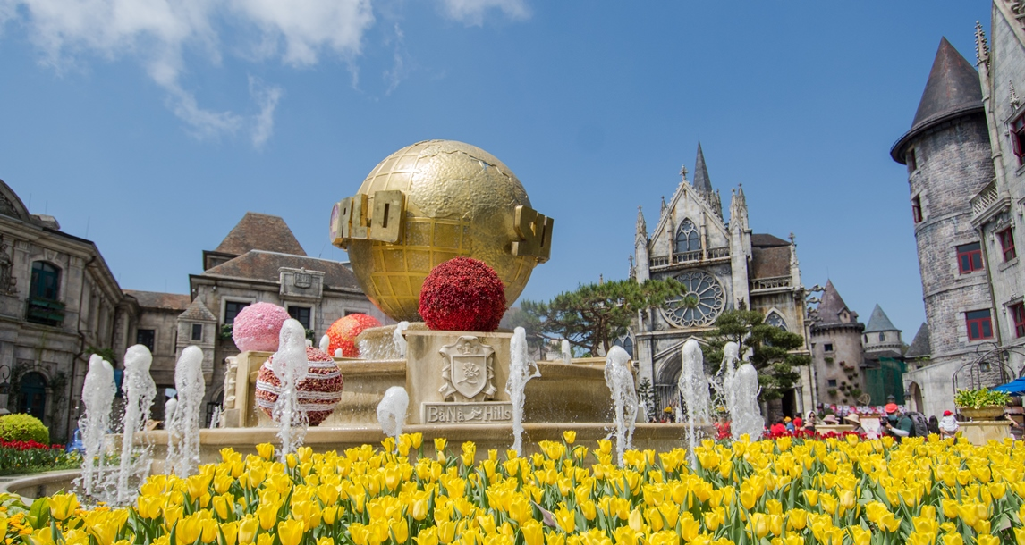 Thời tiết Bà Nà Hill Đà Nẵng buổi trưa với nắng vàng rực rỡ trải trên những vườn hoa