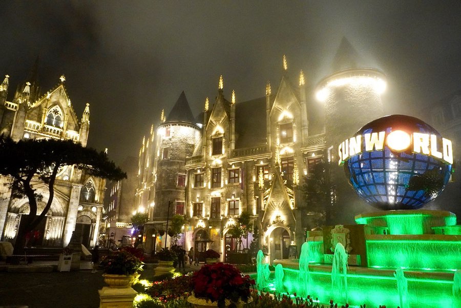 Thời tiết Bà Nà Hill buổi tối se lạnh với sương mù giăng kín